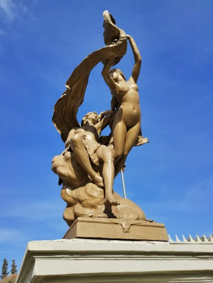 Diana y Endimión, obra del francés Ernesto Damé, fue donada por la familia Day y se ubicó inicialmente en la rotonda Monseñor Orzali, para luego trasladarla a Av. Los Olmos y Av. Los Robles.