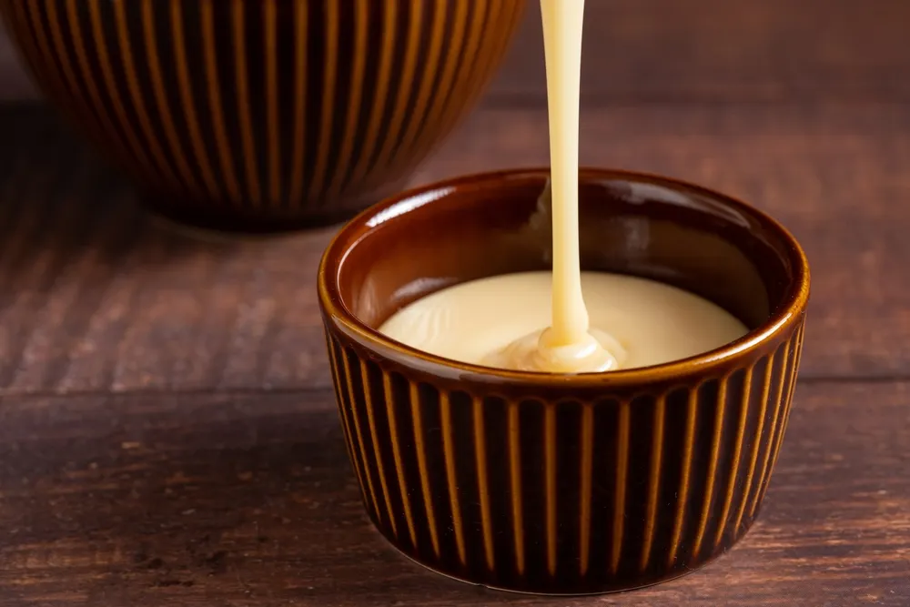 Existen recetas alternativas veganas elaboradas con leches vegetales como coco, almendra o avena.