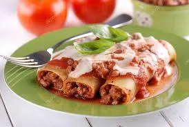 La receta de canelones de carne con salsa de tomate tiene raíces italianas, pero se popularizó en muchas cocinas del mundo con variantes locales.