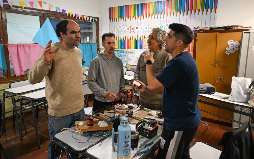 Eduardo Maciel da clases de electricidad.