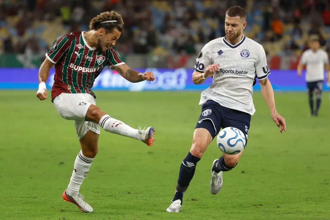  Claudio Rodrigues de Fluminense disputa el balón con Leonel Bucca de Independiente Rivadavia.