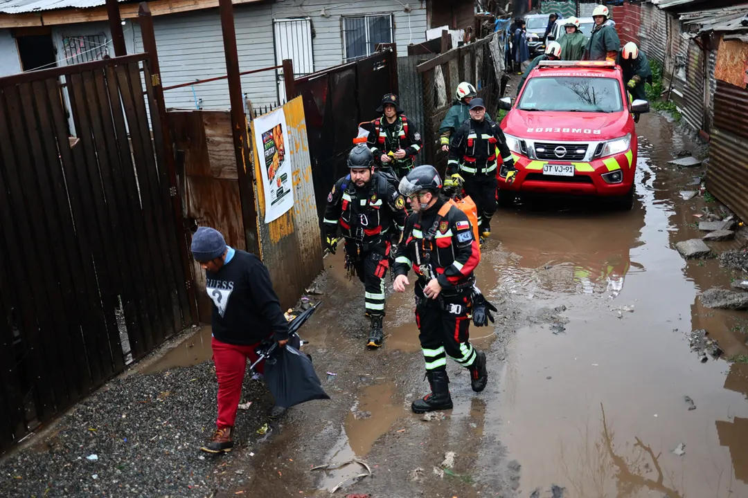 Los bomberos y las fuerzas de seguridad asisten a damnificados en Chile. Foto Efe 