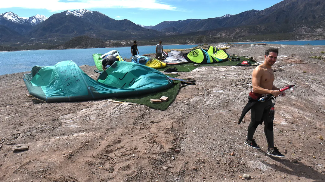 Deportistas practican kitesurf en Bahía La Lengua desde hace 10 años. 