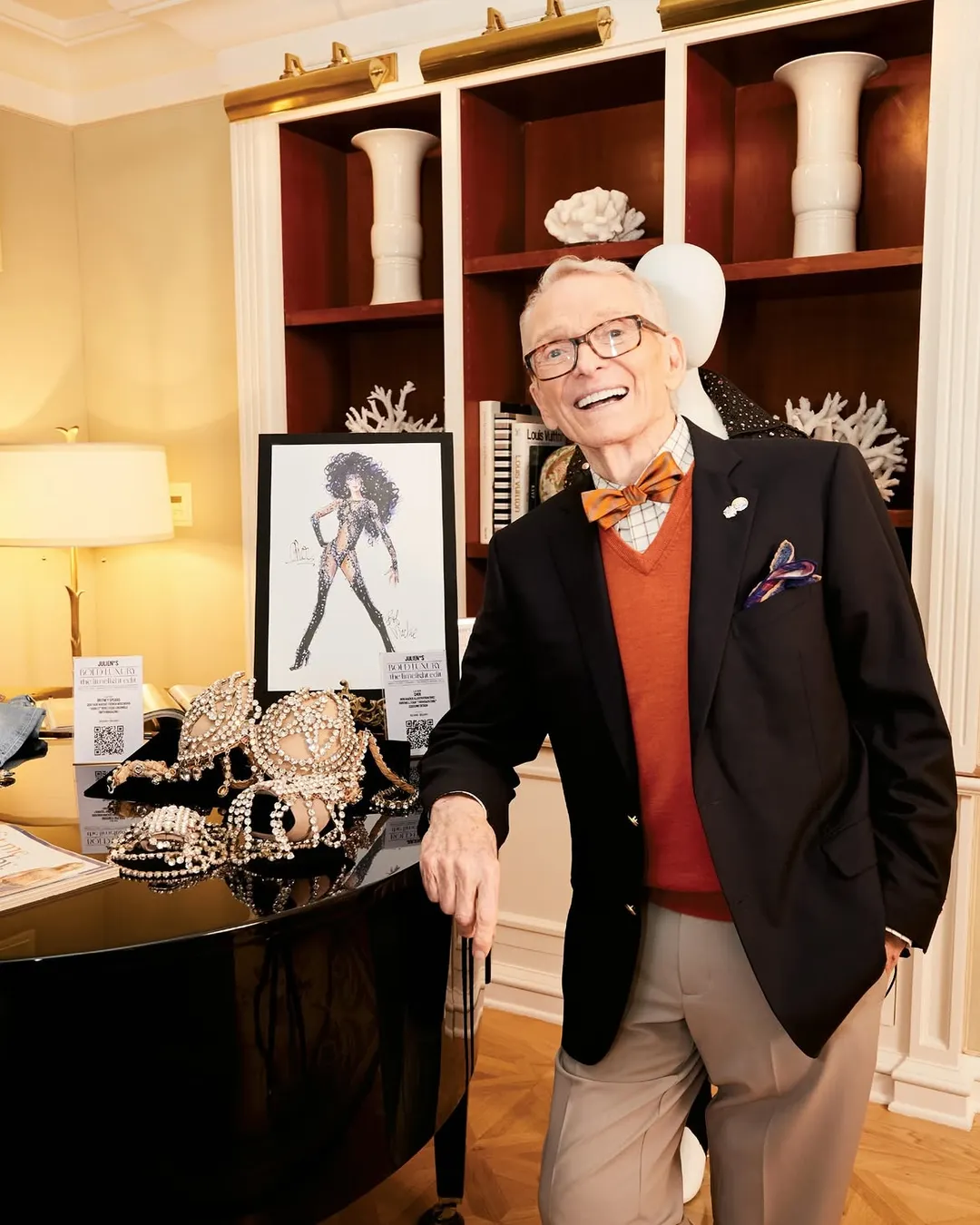 Bob Mackie y un boceto de un icónico look de Cher.