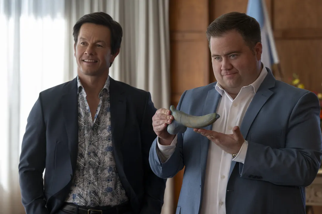 Mark Wahlberg y Paul Walter Hauser protagonizan Bolas arriba. 