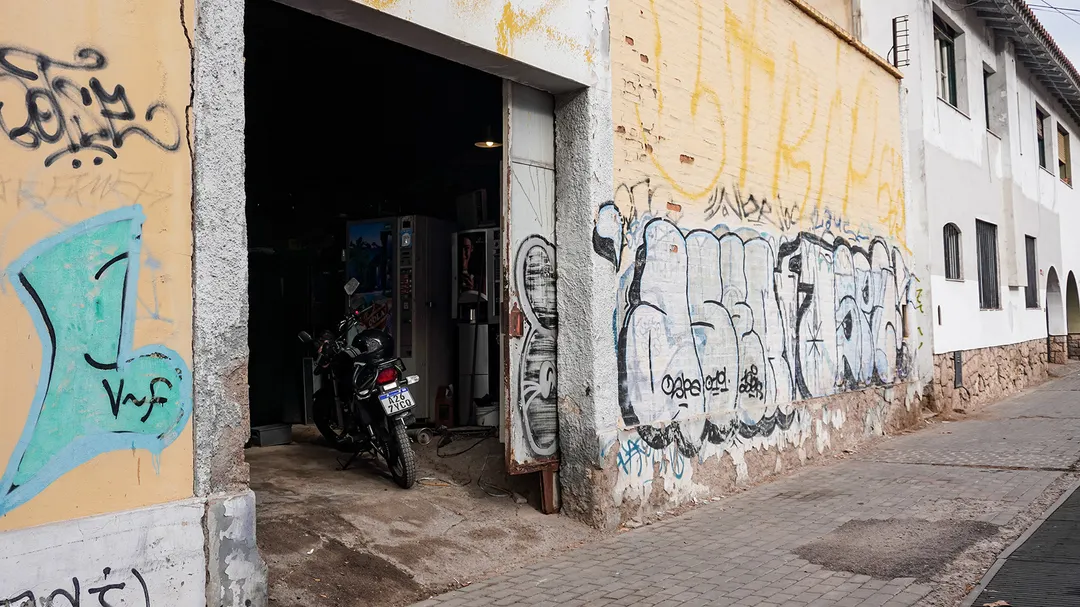 Un taller de heladeras y máquinas de café.