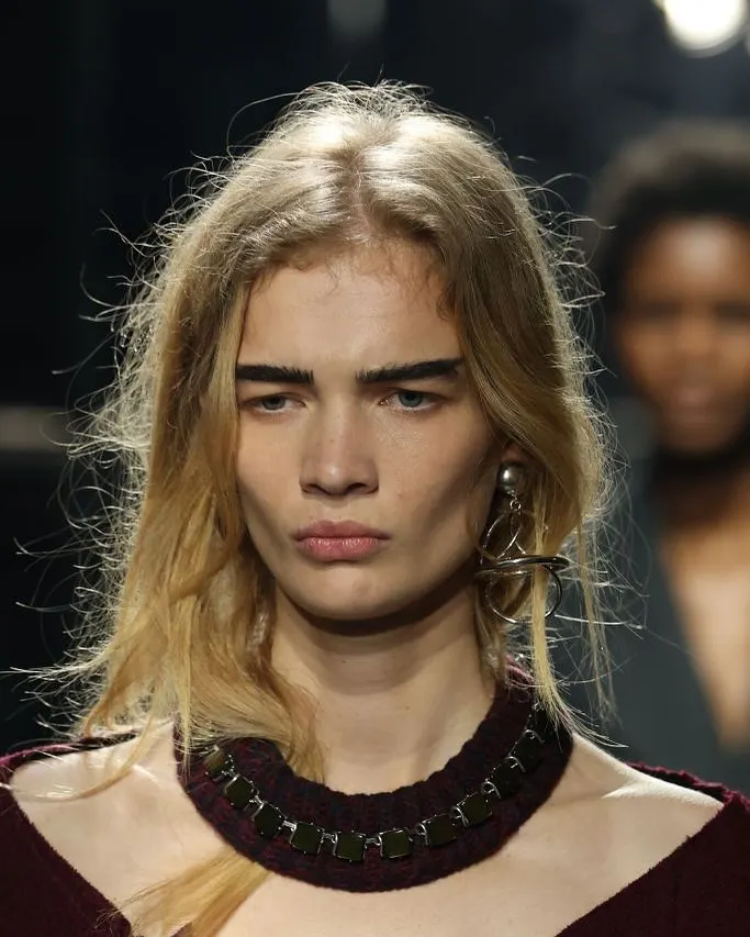 Qué significa el depression hairstyle: la tendencia de pelo del año según Prada.