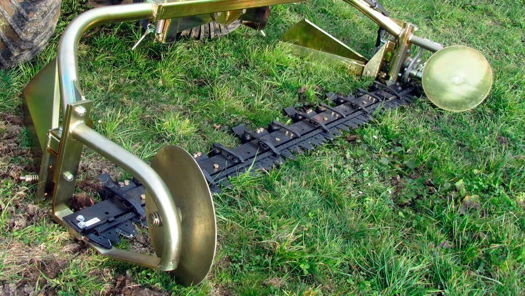 La siembra por hendiduras implica usar una máquina para hacer los surcos en la superficie. 