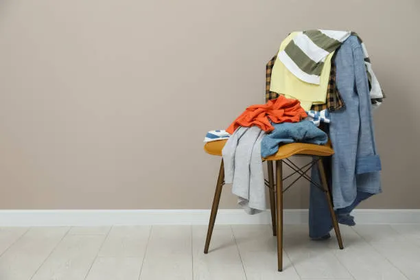 Por qué dejamos la ropa sucia sobre una silla