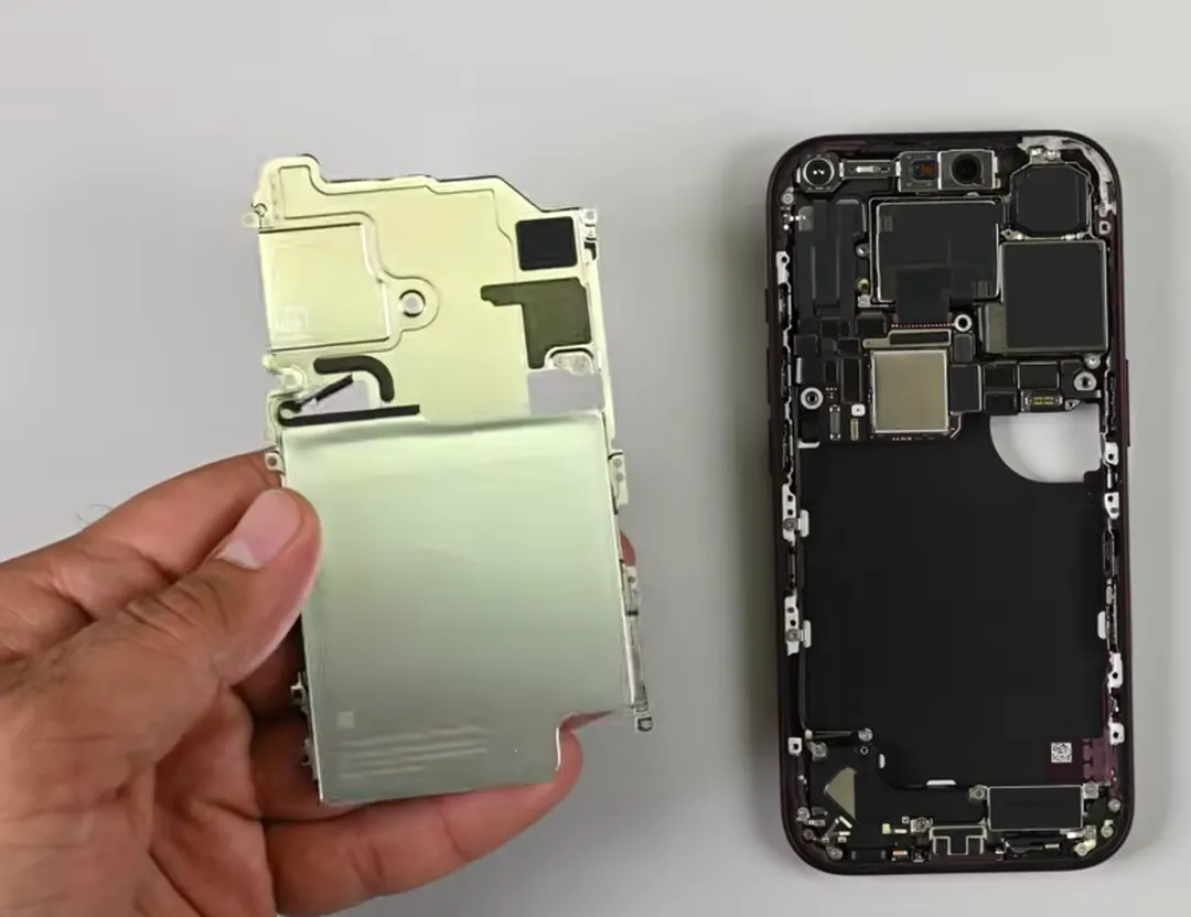 El proceso de desarme del iPhone 18 Pro expone los cambios en la placa base y la batería.