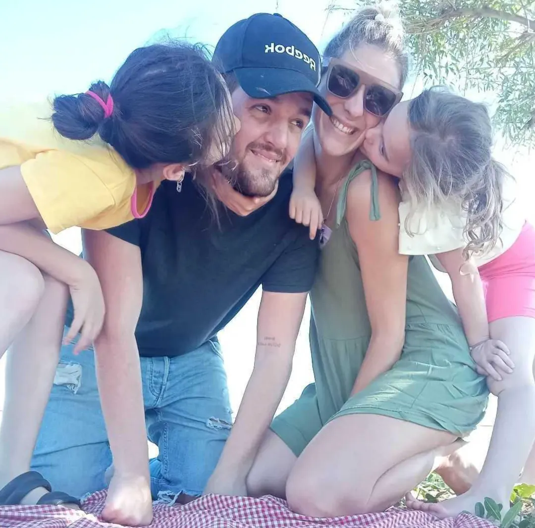 Fabricio y Brenda junto a sus hijas, Delfina y Lucía.