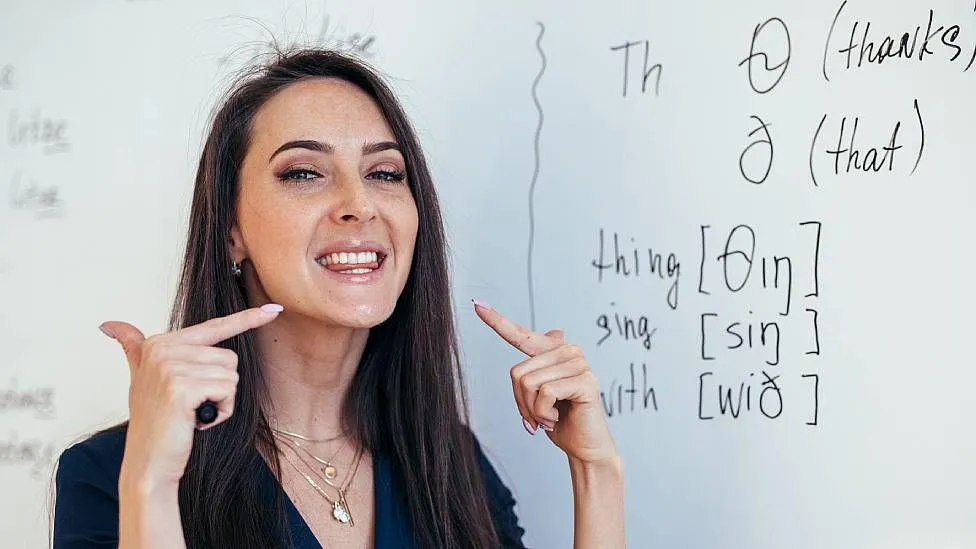 "Cada idioma tiene sonidos específicos: en inglés, por ejemplo, hay fonemas que no existen en portugués, y viceversa".