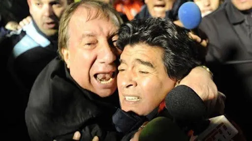 Ese abrazo infinito entre Diego y Carlos.