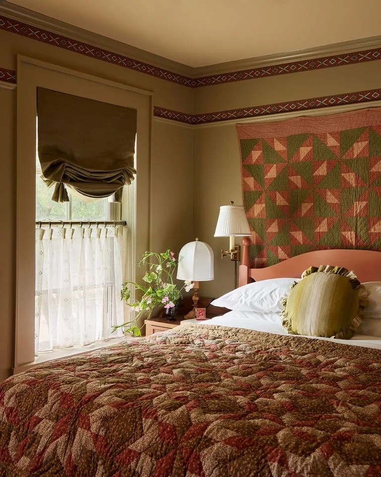 También se aconseja Incluir en la decoración del dormitorio las mejores plantas que favorezcan el sueño. Créditos: Kate Jordan / The Six Bells Inn