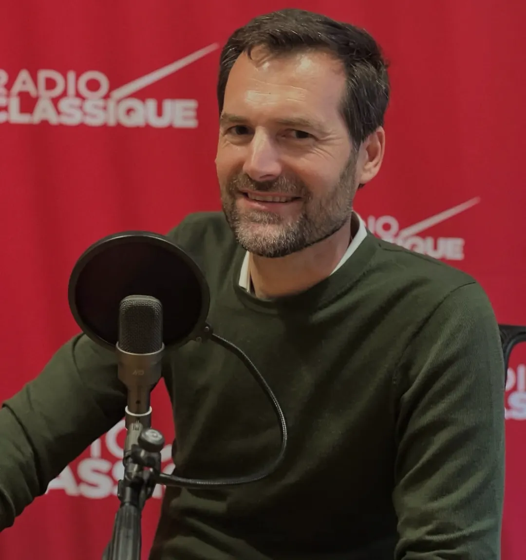 Gwendal Poullennec en una foto de su sitio de Instagram, mientras era entrevistado por una emisora francesa. Foto: @radioclassic