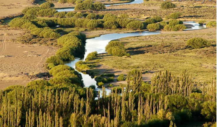 Los ríos y las estancias ganaderas forman parte del paisaje que rodea a este pueblo del sudoeste de Chubut.