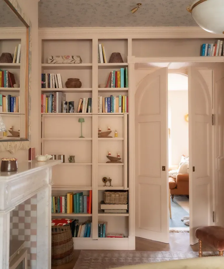 En esta foto, un rosa neutro en un comedor o sala de estar, equilibrando el ambiente con una sensación sobria y minimalista. Foto: Alice Gaskell para Alice Grace Design Ltd.