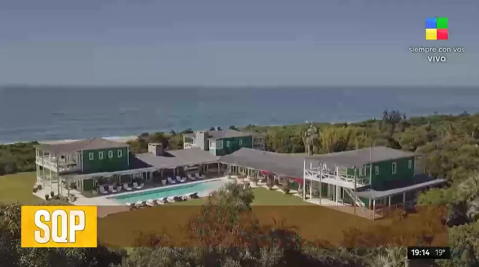 El exterior de la mansión de Marcelo Tinelli. 