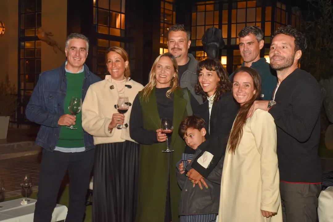 El artista Mariano Ruffo y su esposa Emilia Pereyra Giamportone, rodeados de amigos que dijeron presenta en la inaguración de la muestra.