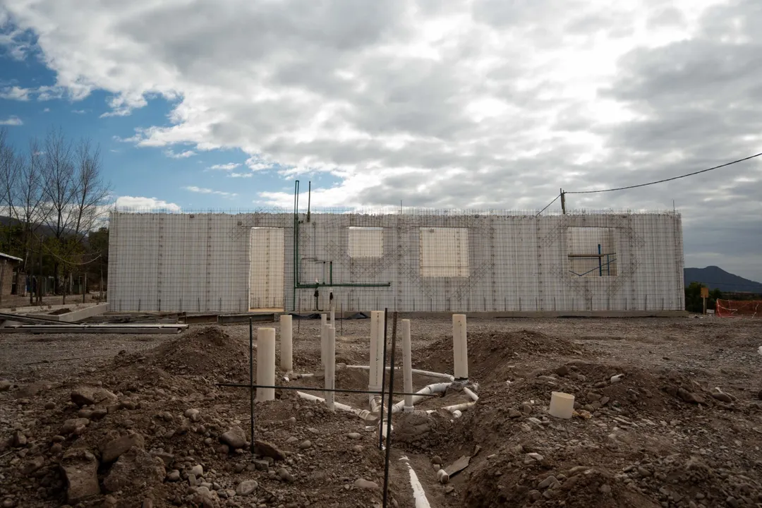 Las futuras viviendas tendrán dos dormitorios, más de 50 metros cuadrados y un sistema de construcción que busca reducir residuos y consumo de agua.