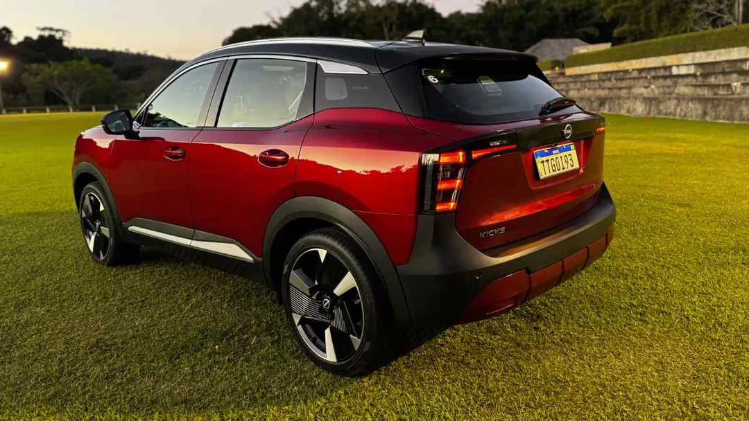 Bajo el capó, el Kicks 2025 monta un motor 1.0 turbo de tres cilindros con 120 CV y 220 Nm de torque, asociado a una transmisión automática de doble embrague (DCT) de seis velocidades.