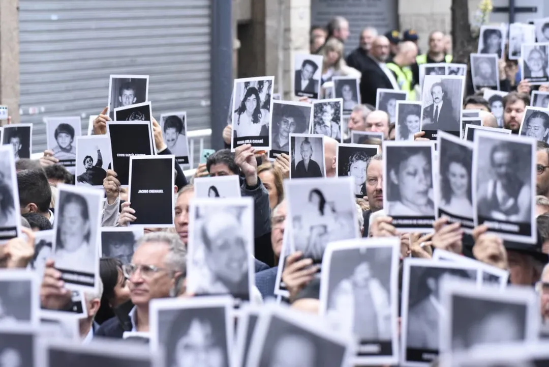 Cientos de personas asistieron a la sede de AMIA