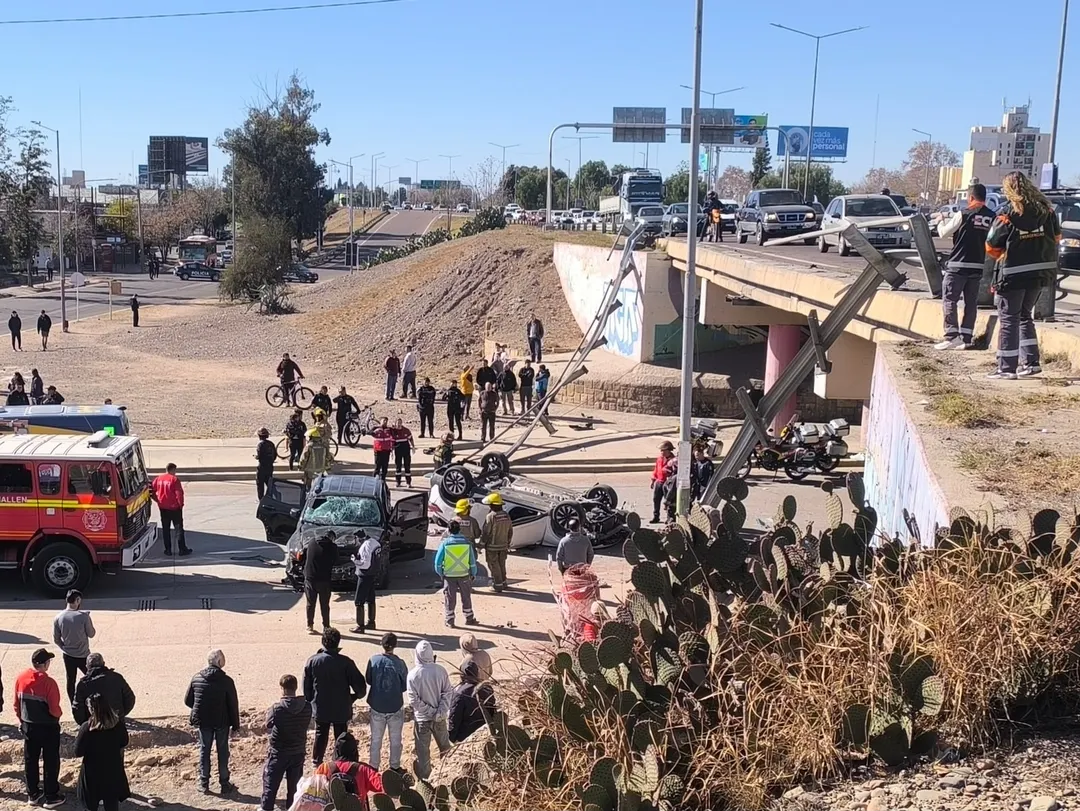 El accidente ocurrió durante la mañana del sábado, luego de que dos autos cayeran del Acceso Este sobre Calle Alberdi.