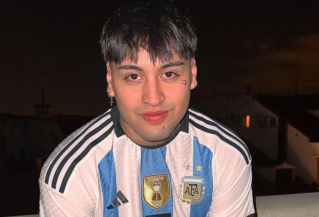 Tiago PZK sorprendió con la compra de un recuerdo dentro del puesto de souvenirs.