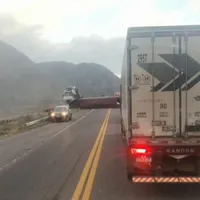 La Ruta 7 sigue cortada en Potrerillos: esperan una pluma para retirar el camión volcado