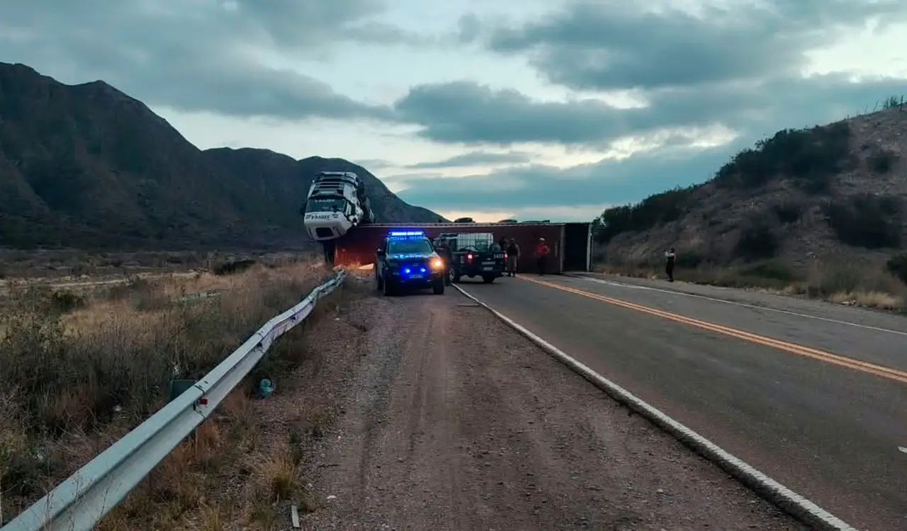 Tras el vuelco, el conductor del camión quedó atrapado en el habitaculo y debió ser rescatado. 