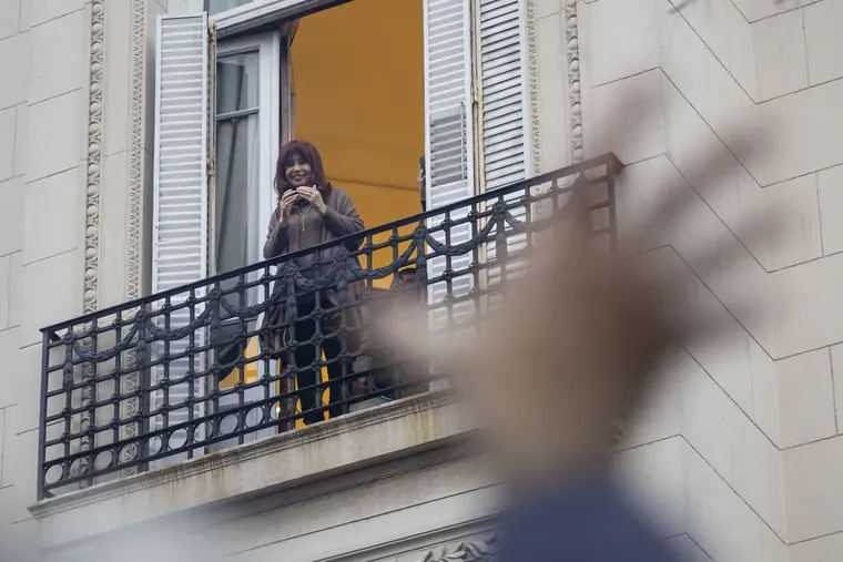 Cristina Fernández de Kirchner en su departamento ubicado en la calle San José 1111