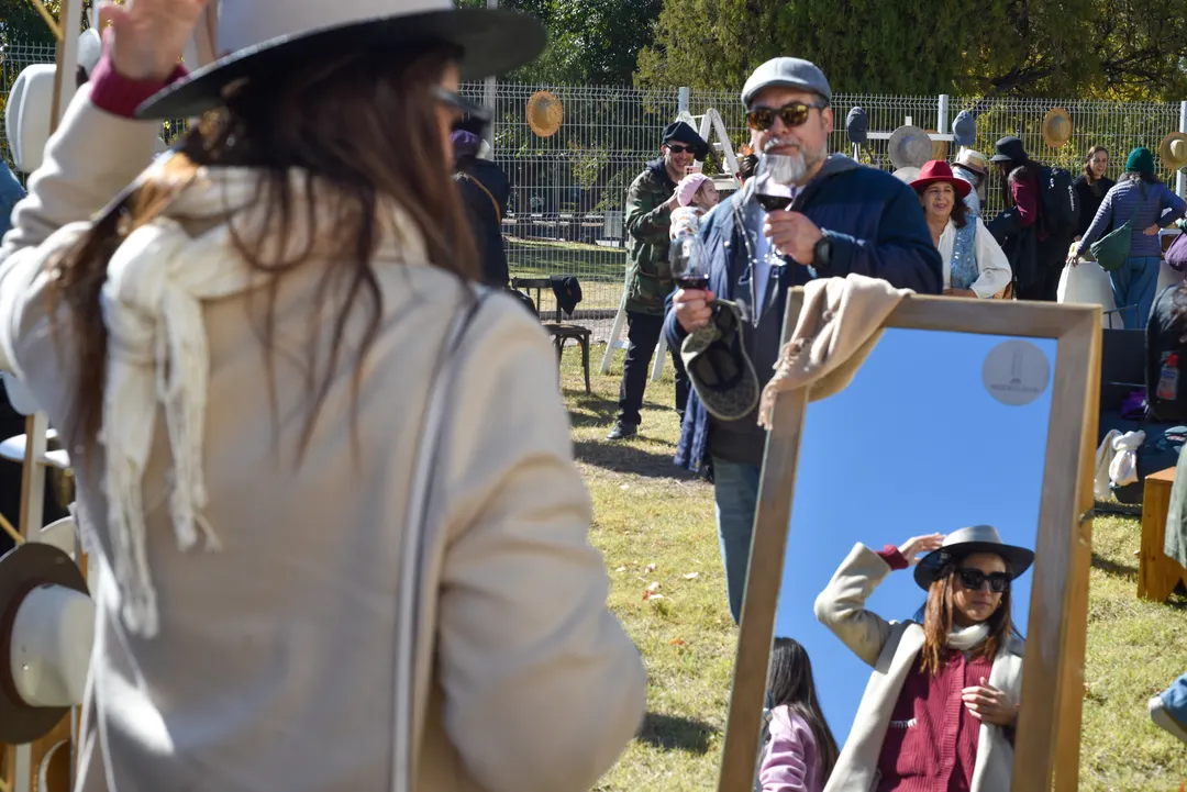Mirá cómo mira. Seguro está pensando qué sombrero se va a poner el año que viene.
