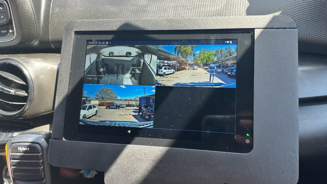 A través de cámaras y bases de datos en tiempo real los patrulleros pueden identificar autos robados en segundos.