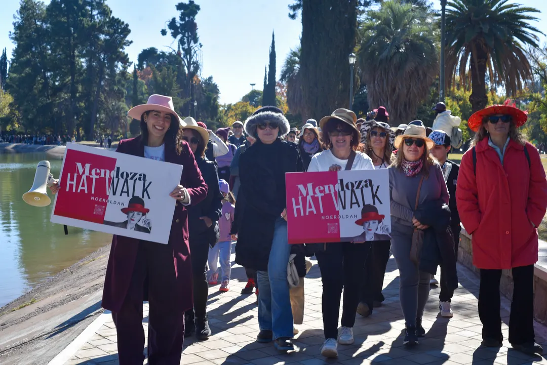 Más de 350 personas con sombrero recorrieron el Parque San Martín.