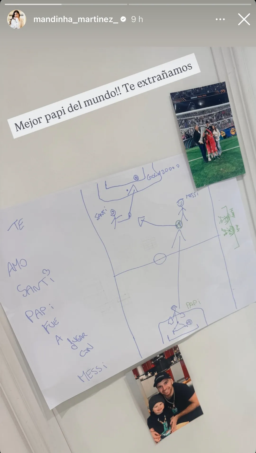 El dibujo muestra una cancha en la que Lionel Messi le da un pase al pequeño, que termina convirtiendo un gol.
