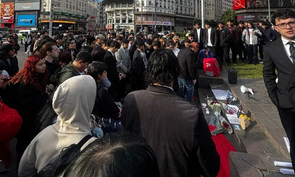 Cientos de fanáticos de Gaspi se reunieron en el Obelisco para brindar un último adiós al creador de contenidos.