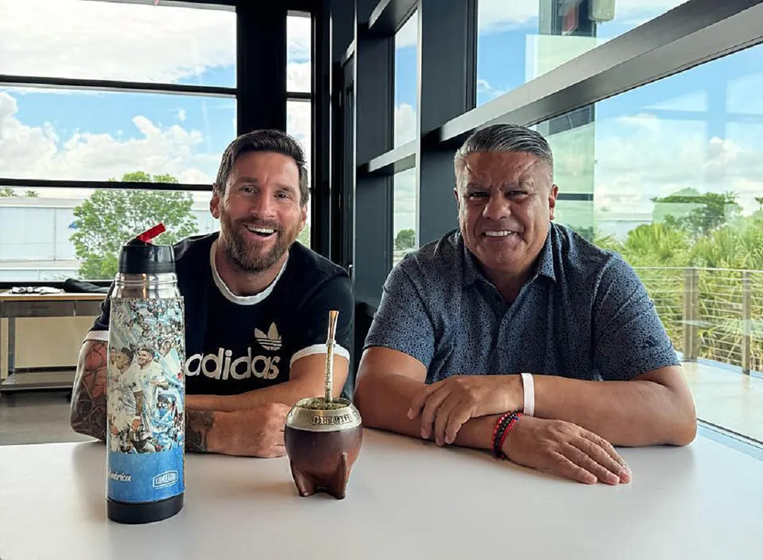 Lionel Messi, capitán argentino, y Chiqui Tapia, presidente de la AFA.