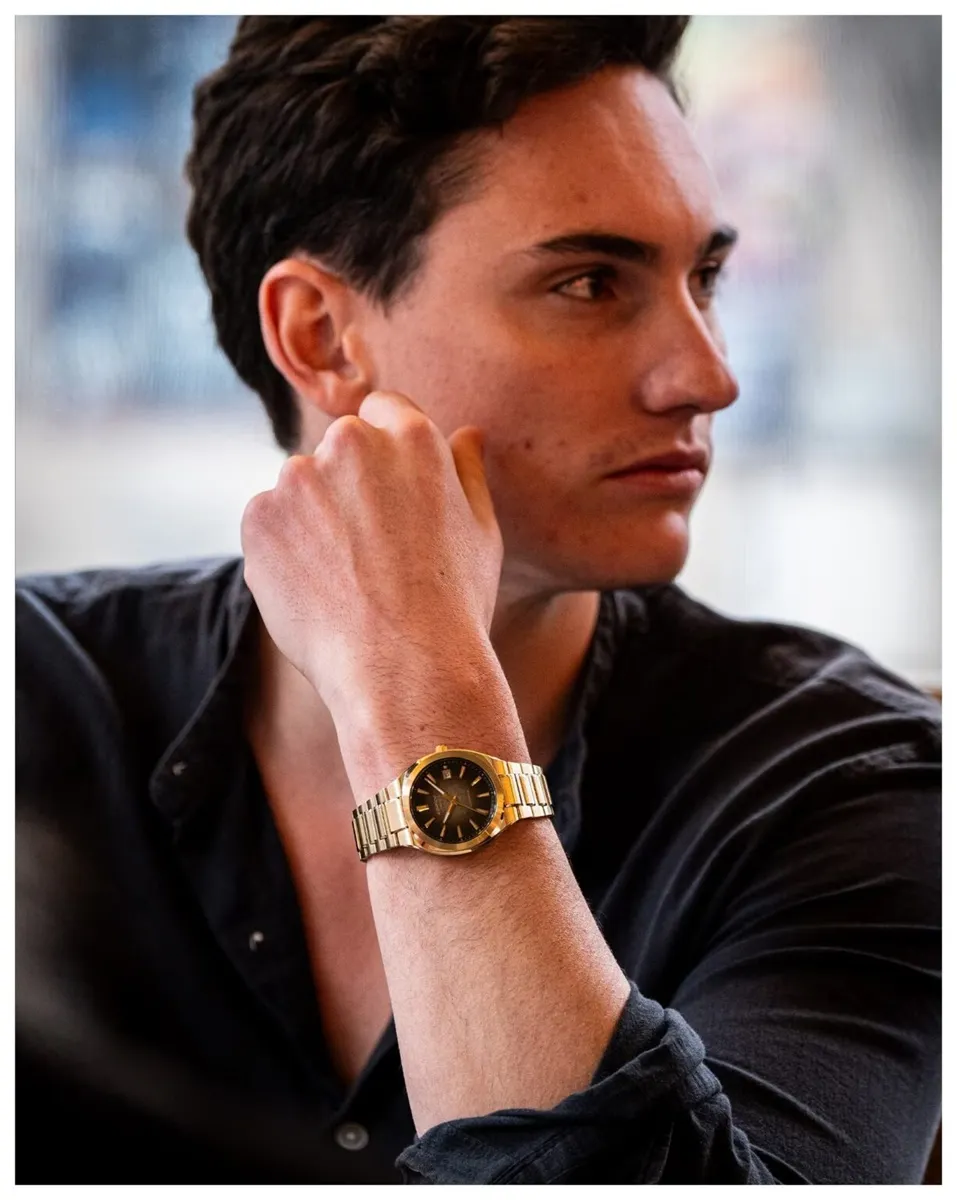 Casio Edifice EFK-200DG-5AJF: Estética exclusiva con caja y brazalete chapados en oro mediante un avanzado tratamiento iónico.
