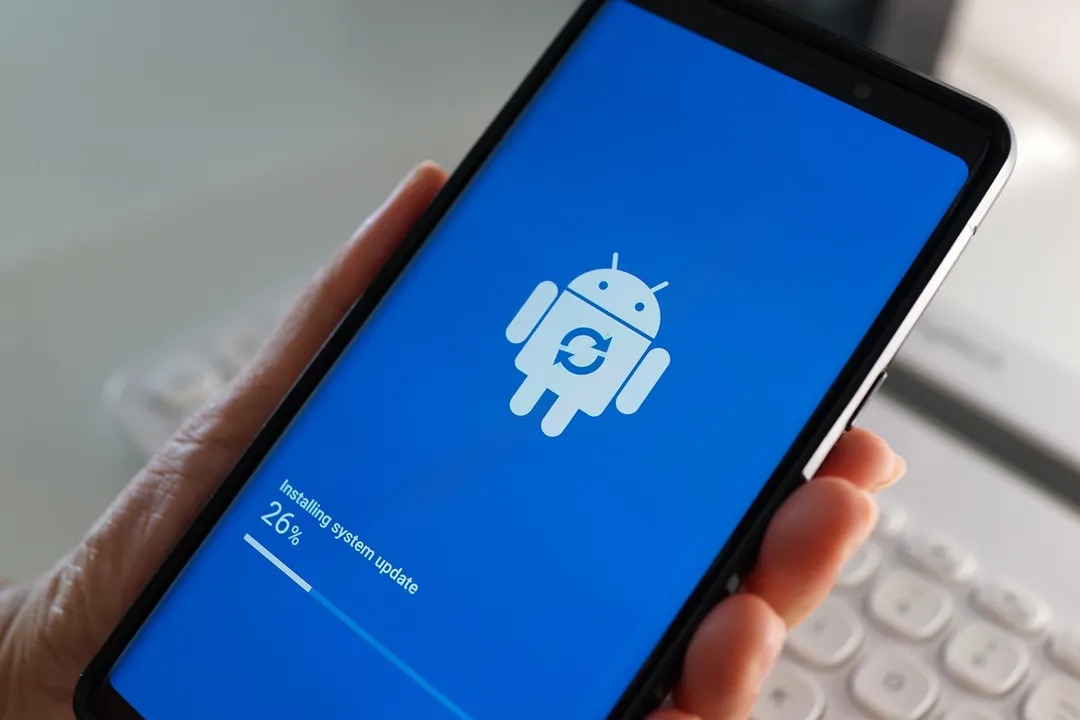Android 16 usa IA para resumir y ordenar tus notificaciones.