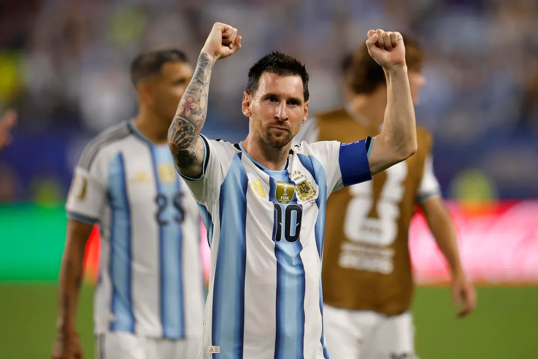 Lionel Messi festeja, pero con un dejo de cierta seriedad por la sufrida victoria de la Selección argentina sobre Cabo Verde en el alargue. 