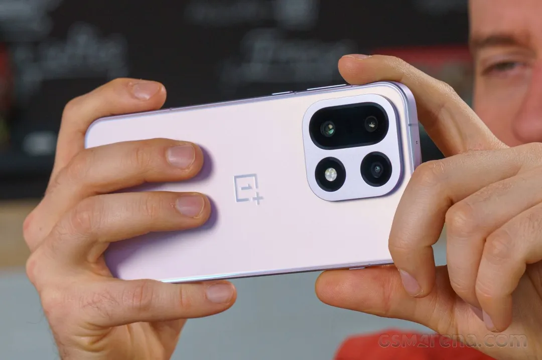 El OnePlus 15 adopta un diseño renovado con bordes planos y materiales que varían.