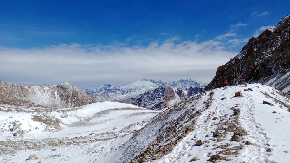 Científicos del Conicet recorren la Cordillera para crear un sendero turístico que combine naturaleza, historia y cuidado del patrimonio arqueológico.