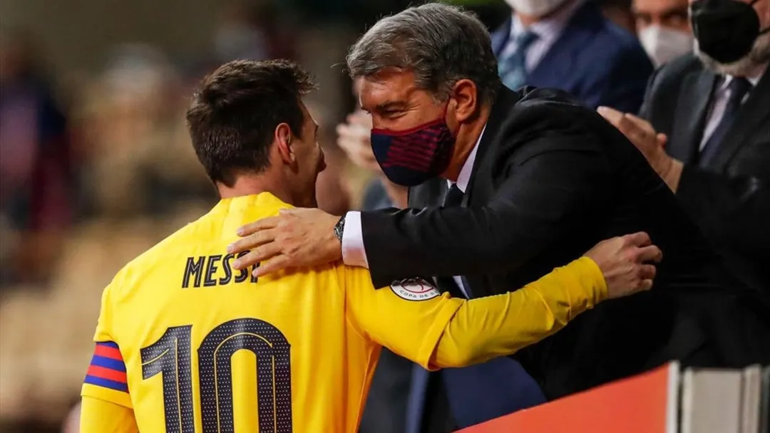 Messi y Laporta en la premiación de la Copa del Rey 2021, el último título del 10 en el Barcelona. Foto: Marca