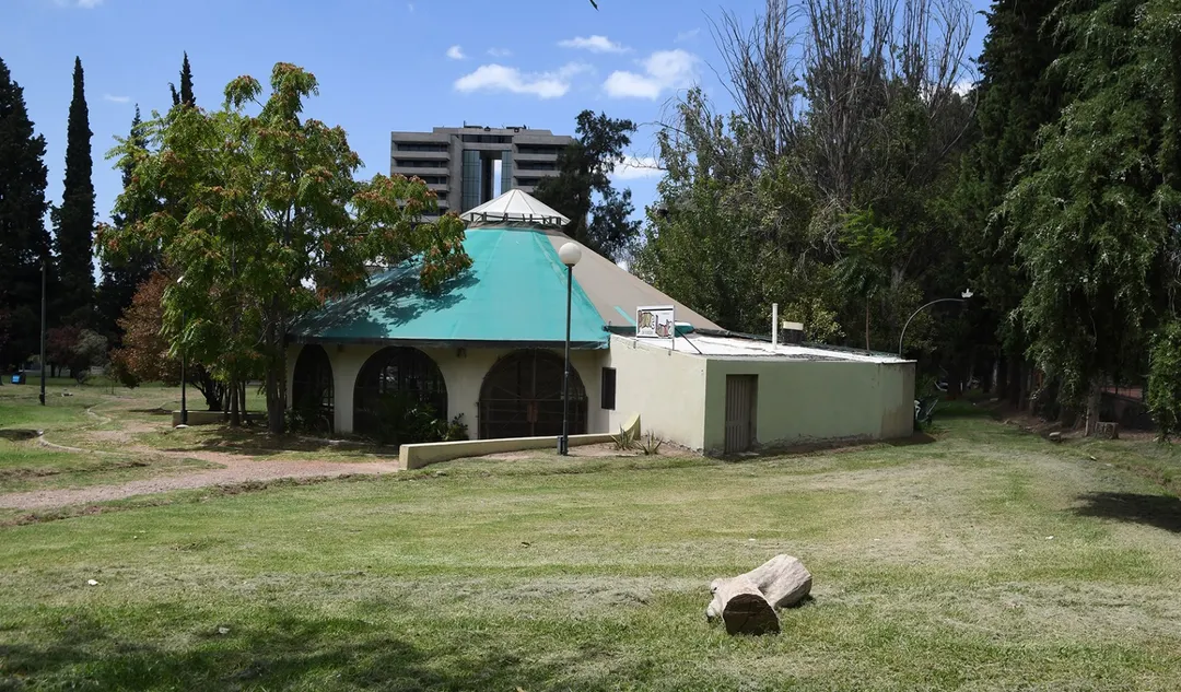 El edificio la Calesita está en la calle Las Tipas. 