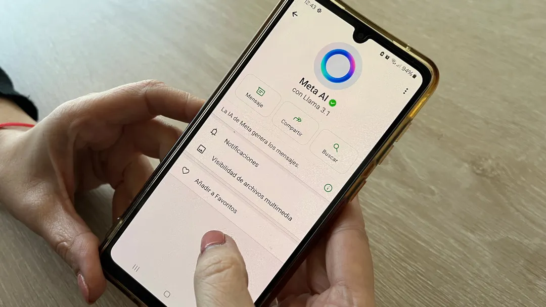 La herramienta integra el atajo directo de Meta AI junto a las secciones principales del menú.