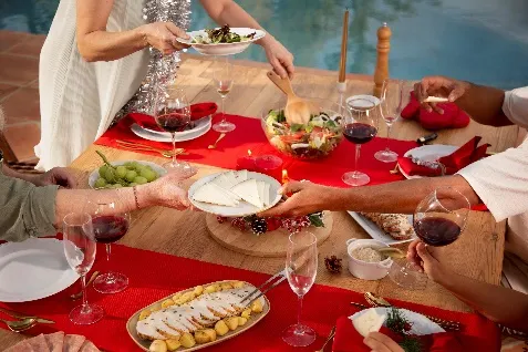 Durante una cena de Navidad se desparraman sobre la mesa recuerdos, historias, tensiones, abrazos, cansancio, risas y tradiciones.