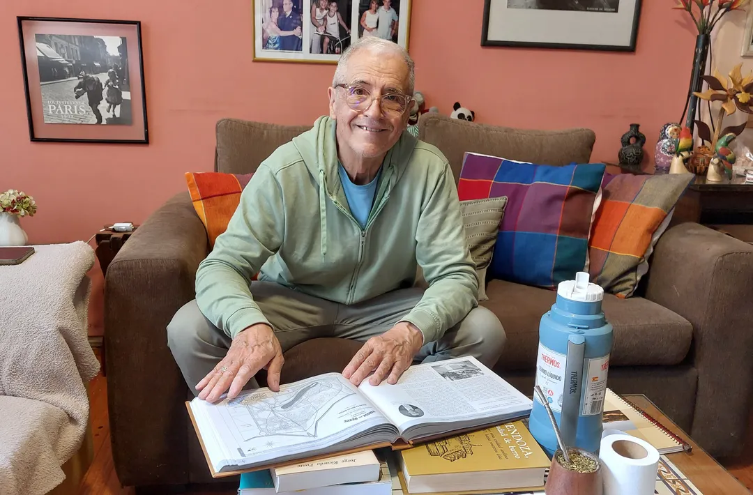 Jorge Ricardo Ponte posa con su libro 