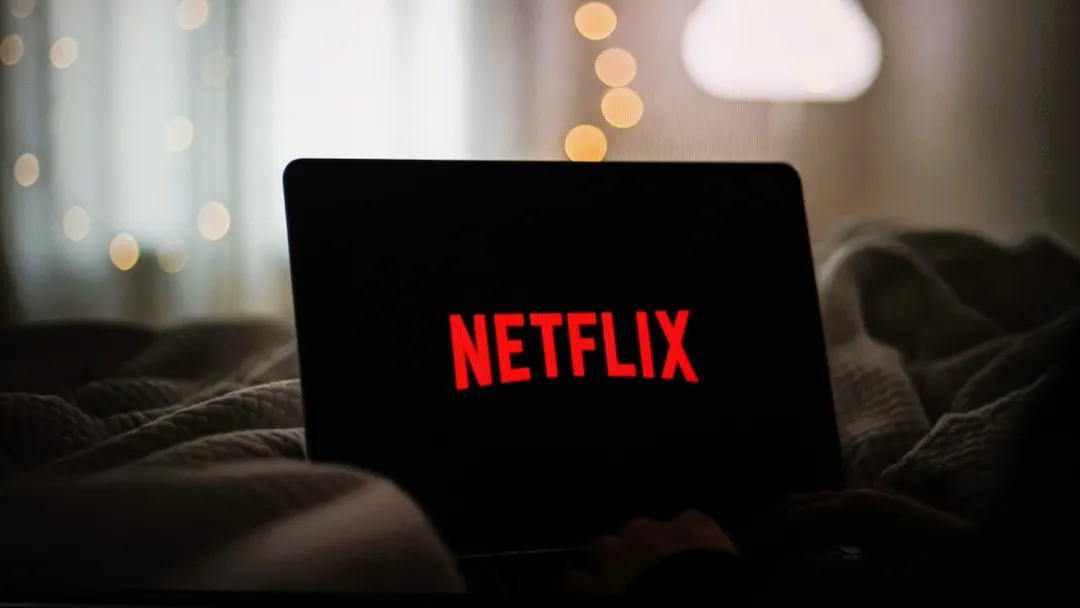La infraestructura técnica de Netflix procesa los datos de los espectadores para personalizar los anuncios que se muestran durante las reproducciones.