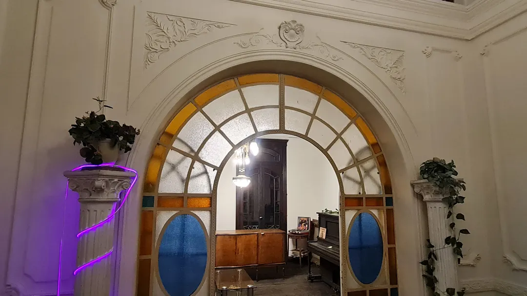 Vitraux y muebles originales de 1913 enmarcaron la feria de ropa vintage en esta joya arquitectónica.