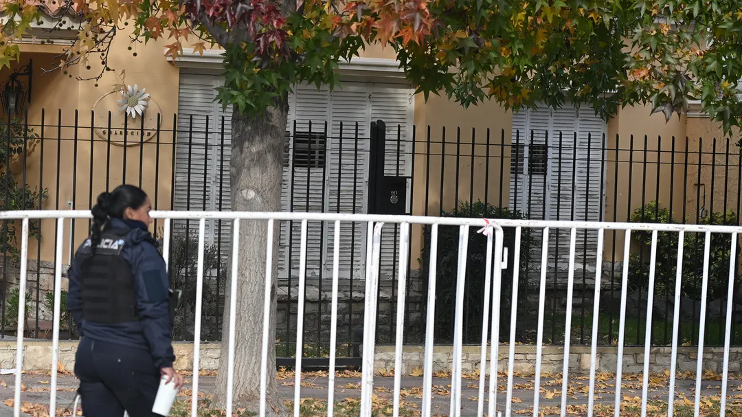 Policías custodiando la casa de Margarita Gutiérrez tras el asesinato en Junín. 